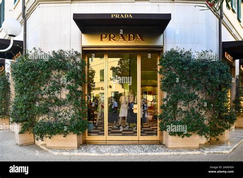 pavimento legno prada forte dei marmi|Prada riapre i negozi stagionali .